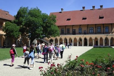 A gótikus Püspöki palota az egri várban-stock-foto