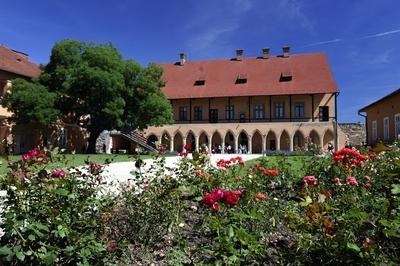 A gótikus Püspöki palota az egri várban-stock-photo