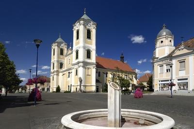 Gyöngyös belvárosa és a Szent Bertalan templom-stock-foto