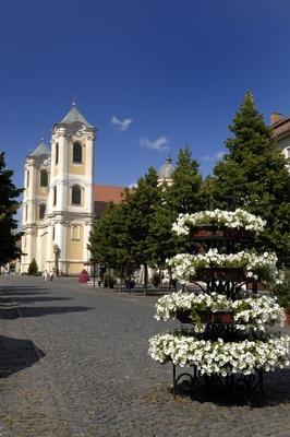 Gyöngyös belvárosa és a Szent Bertalan templom-stock-foto