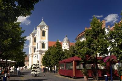 Gyöngyös belvárosa és a Szent Bertalan templom-stock-foto
