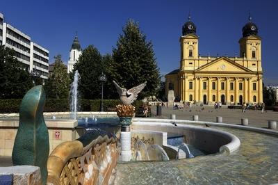 Debrecen, a Millenniumi szökőkút és a Református Nagytemplom-stock-foto
