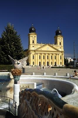 Debrecen, a Millenniumi szökőkút és a Református Nagytemplom-stock-foto