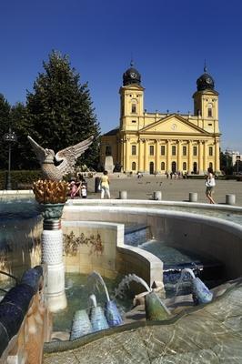 Debrecen, a Millenniumi szökőkút és a Református Nagytemplom-stock-foto
