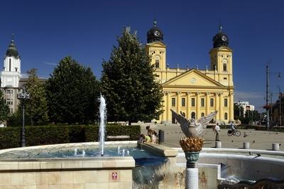 Debrecen, a Millenniumi szökőkút és a Református Nagytemplom-stock-foto