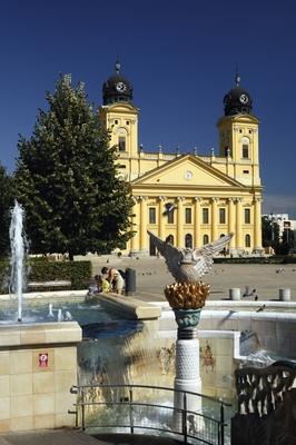 Debrecen, a Millenniumi szökőkút és a Református Nagytemplom-stock-foto