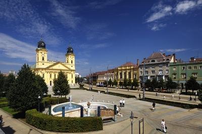 Debrecen belvárosa a Református Nagytemplommal-stock-foto