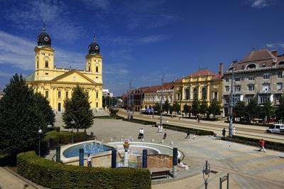 Debrecen belvárosa a Református Nagytemplommal-stock-foto