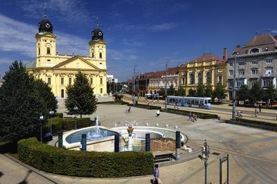 Debrecen belvárosa a Református Nagytemplommal-stock-foto