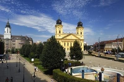 Debrecen belvárosa a Református Nagytemplommal-stock-foto