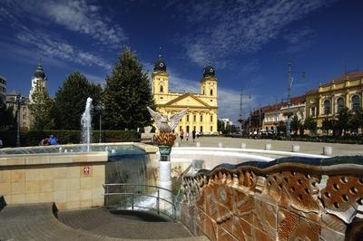 Debrecen, a Millenniumi szökőkút és a Református Nagytemplom-stock-foto