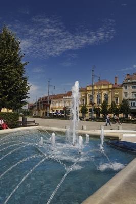 Debrecen, a Millenniumi szökőkút és a Református Nagytemplom-stock-foto