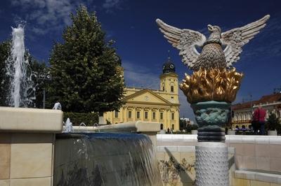 Debrecen, a Millenniumi szökőkút és a Református Nagytemplom-stock-foto