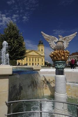 Debrecen, a Millenniumi szökőkút és a Református Nagytemplom-stock-foto