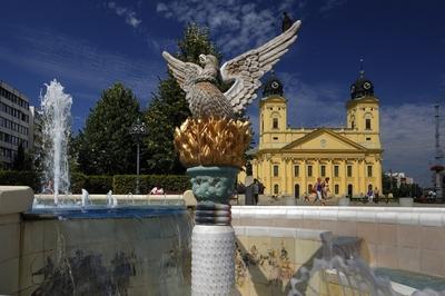 Debrecen, a Millenniumi szökőkút és a Református Nagytemplom-stock-foto