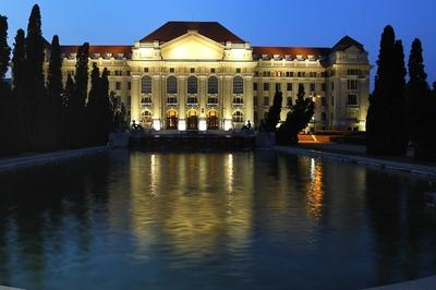 A Debreceni Egyetem főépülete-stock-foto