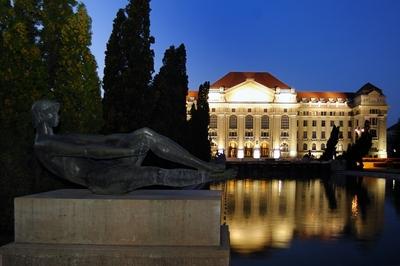 A Debreceni Egyetem főépülete-stock-foto