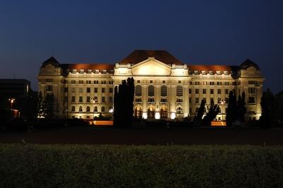 A Debreceni Egyetem főépülete-stock-foto