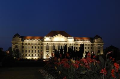 A Debreceni Egyetem főépülete-stock-foto