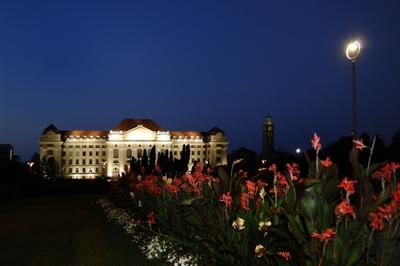 A Debreceni Egyetem főépülete-stock-foto