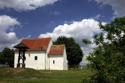 Mesteri, Szent Mihály-templom-stock-foto
