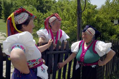 Hollókői népviselet-stock-foto