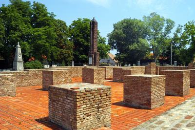 Bátaszék, középkori falmaradványok a templom mellett-stock-foto