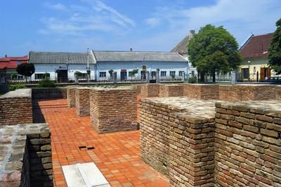 Bátaszék, középkori falmaradványok a templom mellett-stock-foto