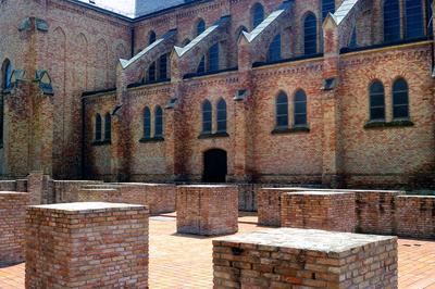 Bátaszék, középkori falmaradványok a templom mellett-stock-foto