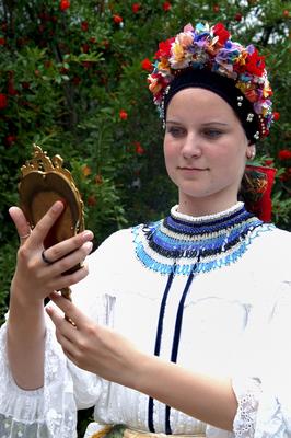 Decsi (sárközi) leányviselet-stock-foto