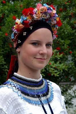 Decsi (sárközi) leányviselet-stock-foto