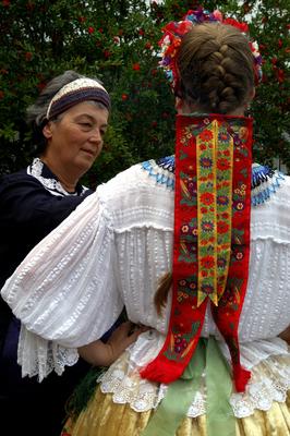 Decsi (sárközi) leányviselet-stock-foto