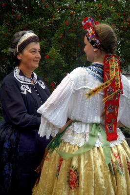 Decsi (sárközi) leányviselet-stock-foto