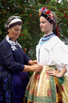 Decsi (sárközi) leányviselet-stock-foto