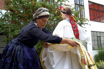 Decsi (sárközi) leányviselet-stock-foto