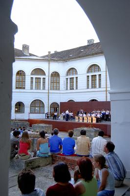 Szekszárd, hangverseny a régi Vármegyeháza udvarán-stock-foto