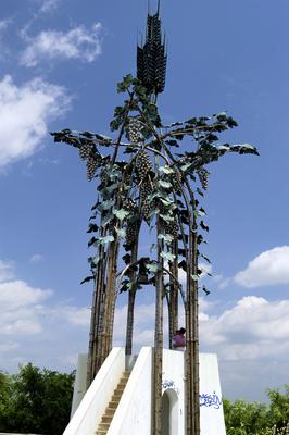 Szekszárd, Szőlő-szobor a Kálvária kilátón-stock-photo