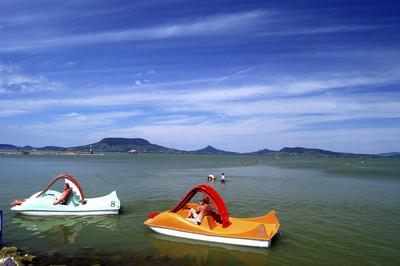 A Balaton és a Badacsony látványa Fonyódról-stock-foto
