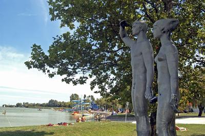 Fonyód, az Emberpár című szobor a Balaton partján.-stock-foto