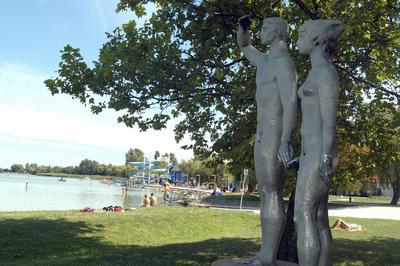 Fonyód, az Emberpár című szobor a Balaton partján.-stock-foto