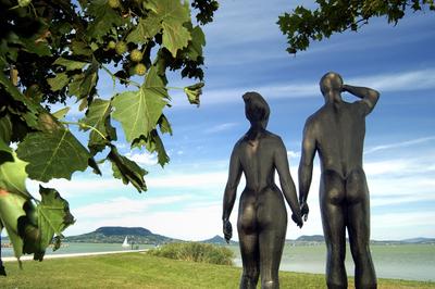 Fonyód, az Emberpár című szobor a Balaton partján.-stock-foto
