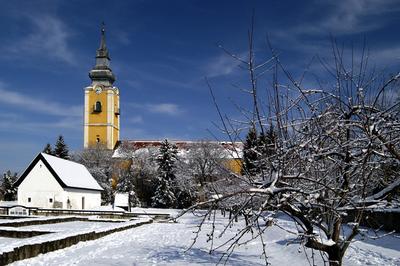 Pásztó, Oskolamester háza és a katolikus templom-stock-foto