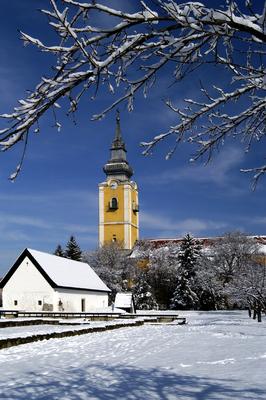 Pásztó, Oskolamester háza és a katolikus templom-stock-foto