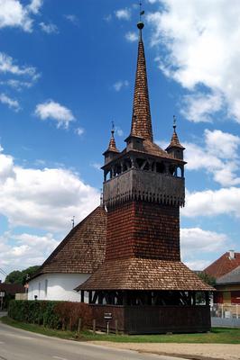 Tiszacsécse, református templom a haranglábbal-stock-foto