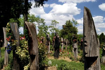 Csónakos fejfák a szatmárcsekei református temetőben-stock-photo