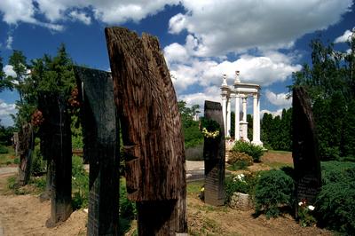 Csónakos fejfák a szatmárcsekei református temetőben-stock-foto
