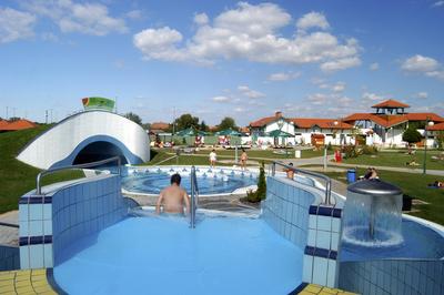 Ceglédi Gyógyfürdő és Szabadidőközpont-stock-foto