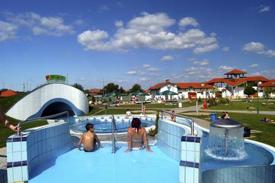 Ceglédi Gyógyfürdő és Szabadidőközpont-stock-foto