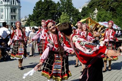 Néptáncosok Nyíregyháza belvárosában-stock-foto