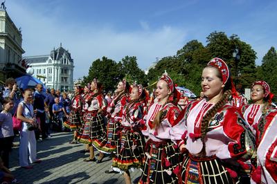 Néptáncosok Nyíregyháza belvárosában-stock-foto